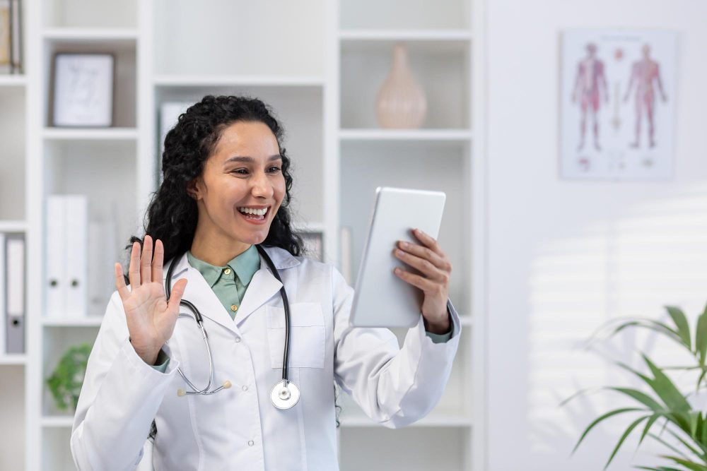 Profissional de saúde em atendimento digital representando o modelo de APS coordenada da doc24