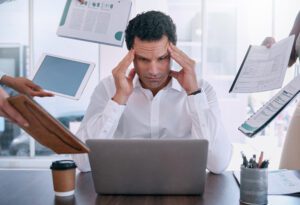 Colaborador sob sobrecarga de trabalho, um dos fatores de risco psicossocial
